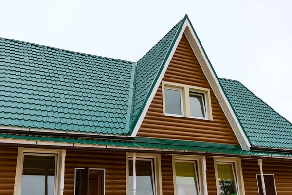 Gable huis met een dak — Stockfoto