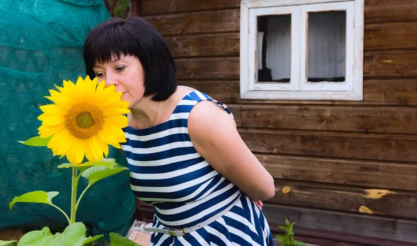 Brünette Frau Sonnenblumen — Stockfoto