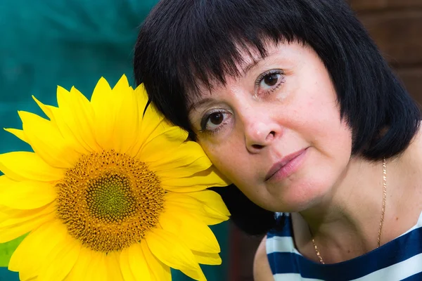 Brünette Frau Sonnenblumen — Stockfoto