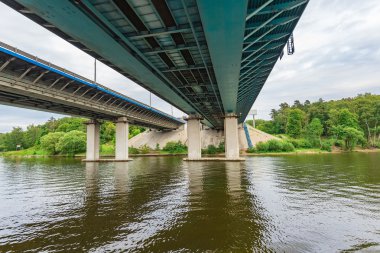 Nehrin üzerindeki yol köprüsü