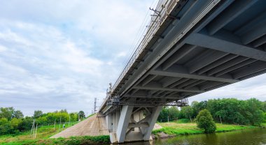 Nehrin üzerindeki yol köprüsü