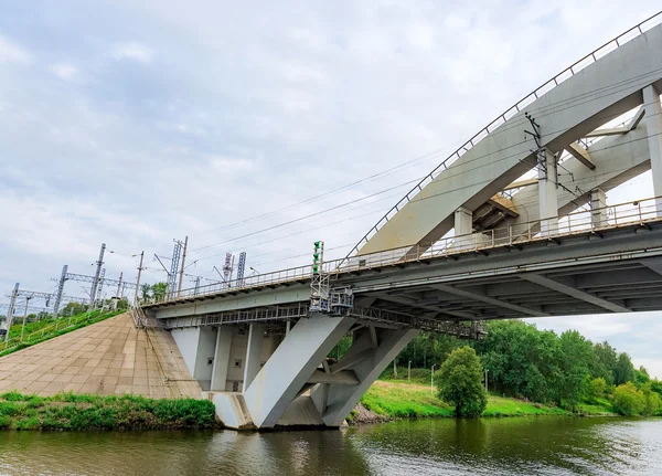 Ponte rodoviária sobre o rio — Fotografia de Stock