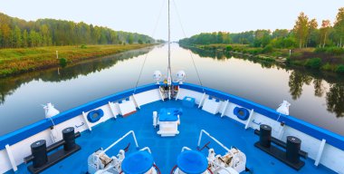 Nehirde tekne gezisi