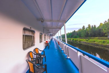 Nehirde tekne gezisi