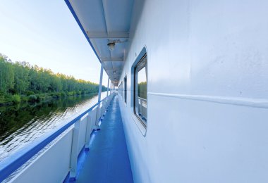 Nehirde tekne gezisi