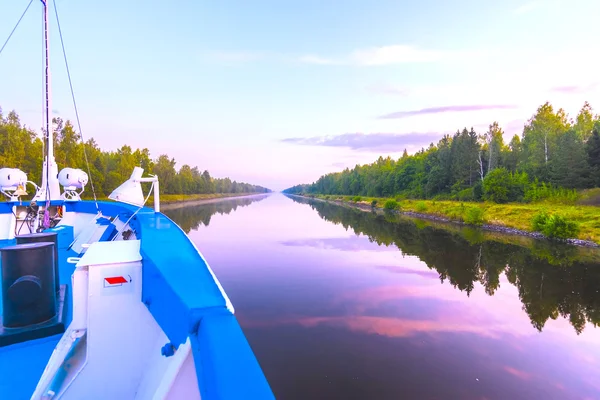 Excursion en bateau sur la rivière — Photo