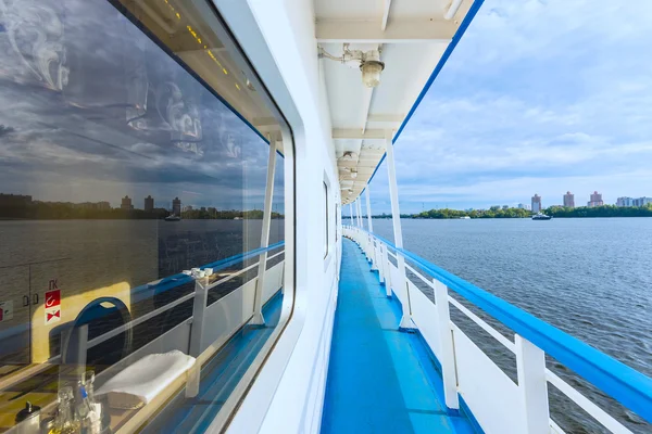 Passeio de barco no rio — Fotografia de Stock