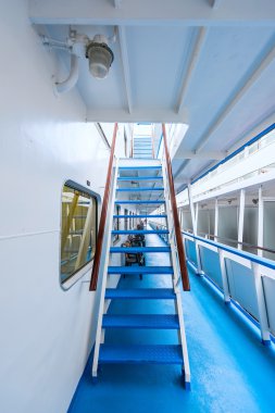 Nehirde tekne gezisi