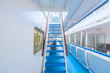 Nehirde tekne gezisi