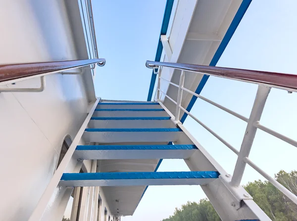 Paseo en barco por el río —  Fotos de Stock