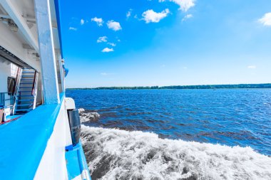 Nehirde tekne gezisi