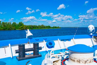 Nehirde tekne gezisi