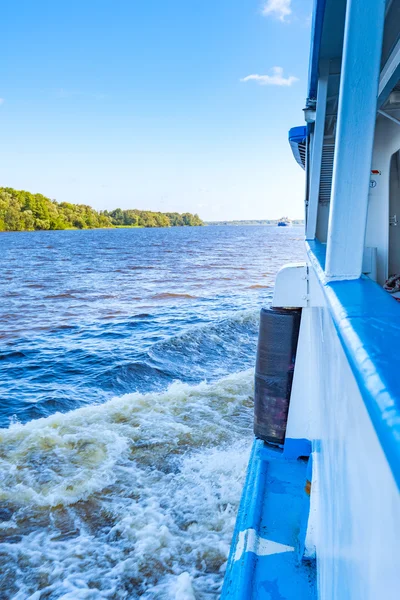 Passeio de barco no rio — Fotografia de Stock