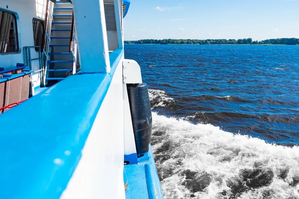 Passeio de barco no rio — Fotografia de Stock