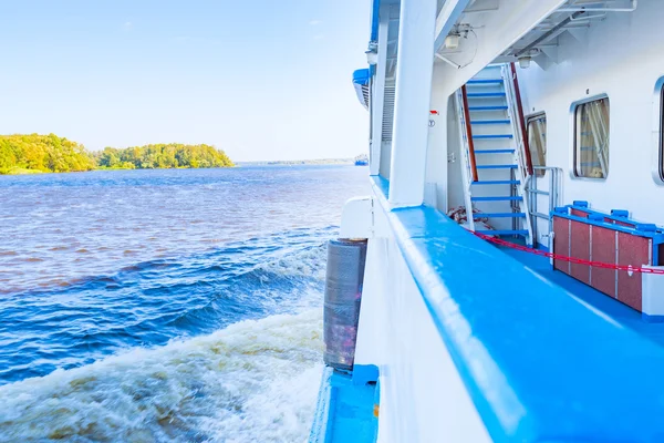 Passeio de barco no rio — Fotografia de Stock