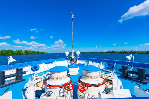 Passeio de barco no rio — Fotografia de Stock