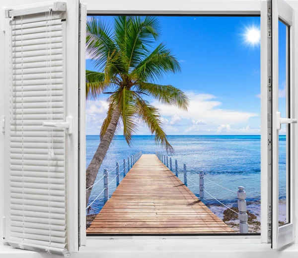 Güneşli Yaz Gününün Penceresinden Okyanus Manzarası — Stok fotoğraf