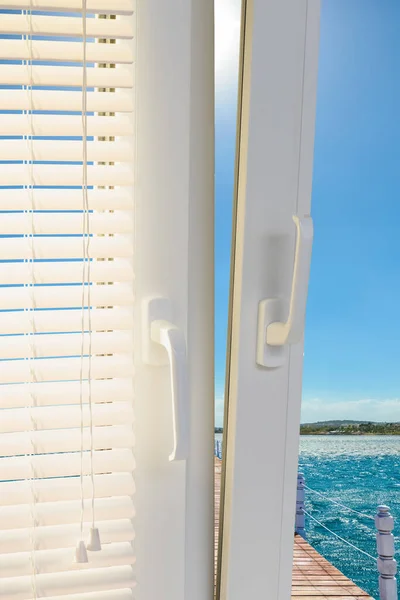 Güneşli Yaz Gününün Penceresinden Okyanus Manzarası — Stok fotoğraf