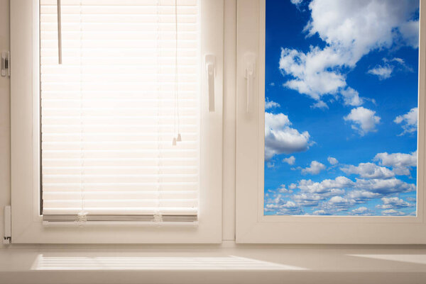 вид из открытого окна на небо с рассветом облаков