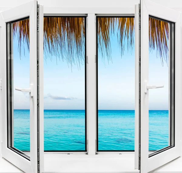 Güneşli Yaz Gününün Penceresinden Deniz Manzarası — Stok fotoğraf