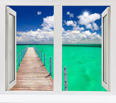 Güneşli yaz gününün penceresinden okyanus manzarası