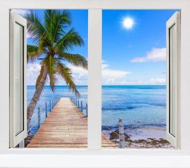 Güneşli yaz gününün penceresinden okyanus manzarası