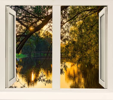 Sabahın erken saatlerinde pencereden gölet ve ağaçların üzerinden...