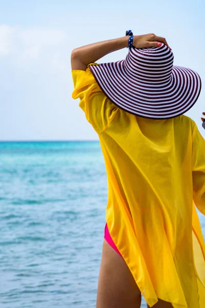 Jovem Chapéu Vestido Amarelo Olha Para Mar Segurando Uma Cobertura — Fotografia de Stock