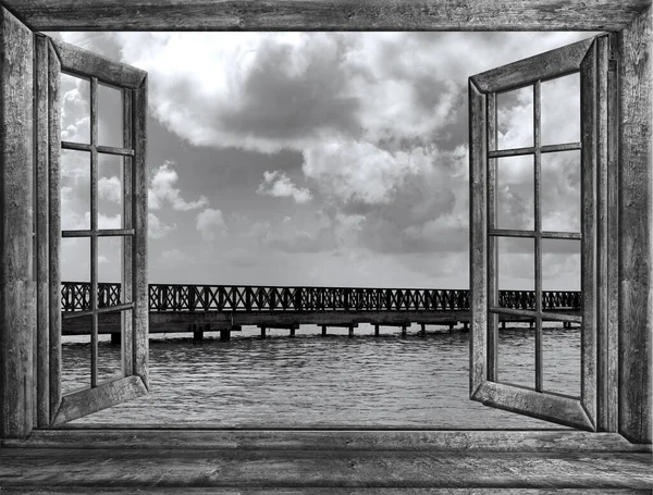 老桥到大海的黑白照片打开了窗户 — 图库照片