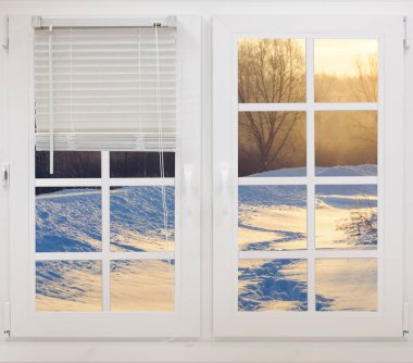 Kış manzarasının donmuş penceresinden bakınca güneş ışınları...