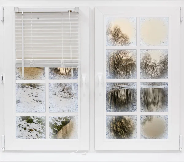 Vista Attraverso Finestra Ghiacciata Sul Paesaggio Invernale Raggi Del Sole — Foto Stock