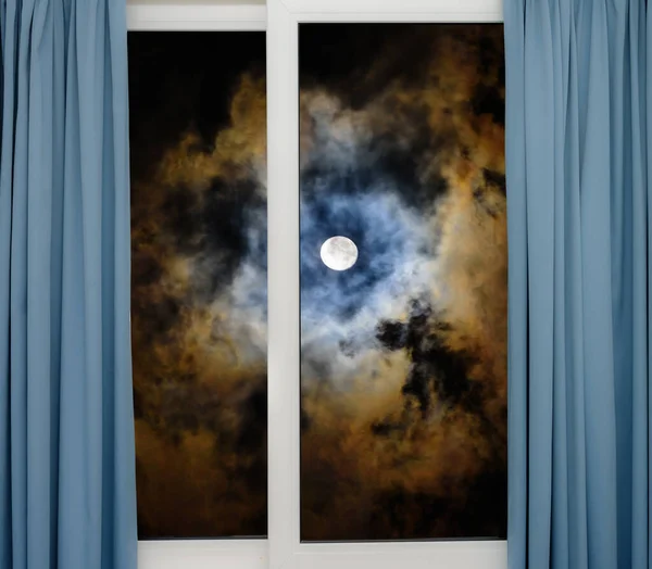 Widok Okna Nocy Krajobraz Duży Księżyc — Zdjęcie stockowe