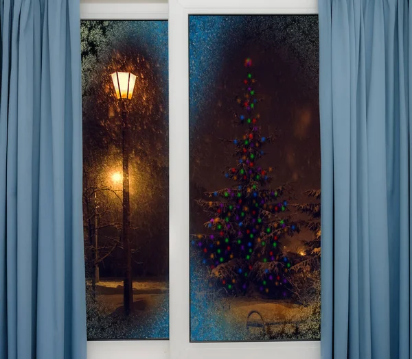 Gefrorene Fenster Blick Frostig Winter Schneebedeckt Magische Nacht Vor Weihnachten — Stockfoto