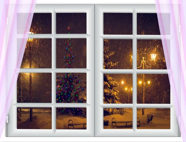 Вид Окна Перед Праздничной Елкой Украшен Красочной Гирляндой — стоковое фото