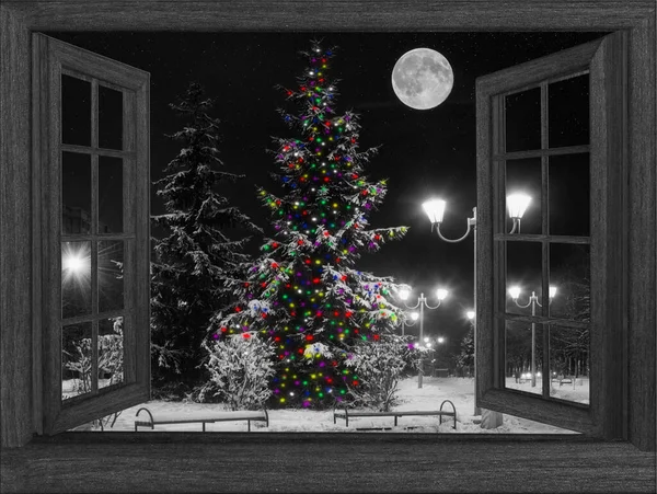 Gece Açık Bir Pencereden Bir Manzara Çelenkli Bir Noel Ağacı — Stok fotoğraf