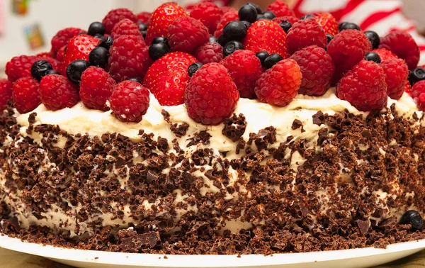 Verjaardag Zelfgemaakte Taart Met Bessen Room Chocolade — Stockfoto