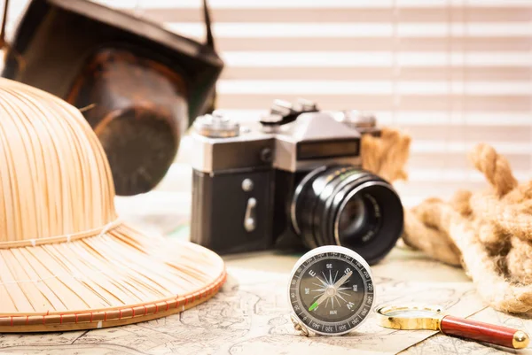 Perdmet Bordet För Resor Hatt Kamera Kompass Och Förstoringsglas — Stockfoto