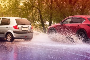 Hareket eden araba yağmuru Tekerleklerden fışkıran su birikintisi