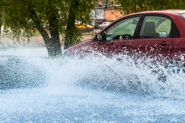 Movimento Carro Chuva Grande Poça Pulverização Água Das Rodas — Fotografia de Stock