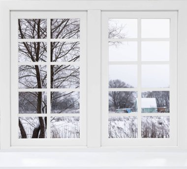 Kışın kar kaplı beyaz ağaçların penceresinden kış manzarası 