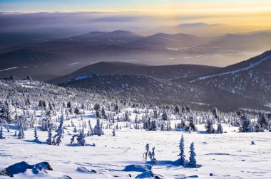 Kuzey vadisinde kışın tepeler