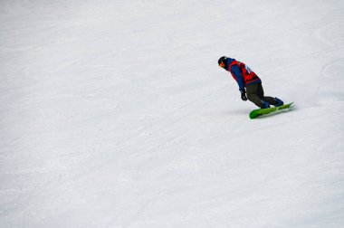 - Rusya. Sheregesh. 14 Şubat 2021 'de kayakçı dev kar sahasında süzülen toz kar yığınına bindi.