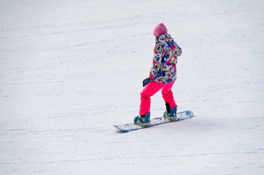 - Rusya. Sheregesh. 14 Şubat 2021 'de kayakçı dev kar sahasında süzülen toz kar yığınına bindi.