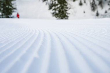 Kayak pistlerinin tepesinde kar aracı var.