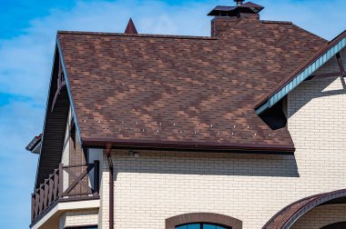 Evin çatısındaki baca mavi gökyüzüne karşı.