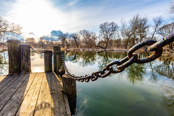 湖上有铁链和柱子的旧木制码头 — 图库照片