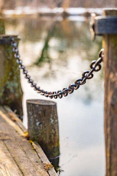 Old Wooden Pier Iron Chain Pillars Lake — Stock Photo, Image