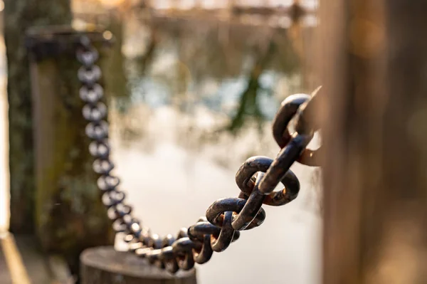 Viejo Muelle Madera Con Cadena Hierro Pilares Lago —  Fotos de Stock