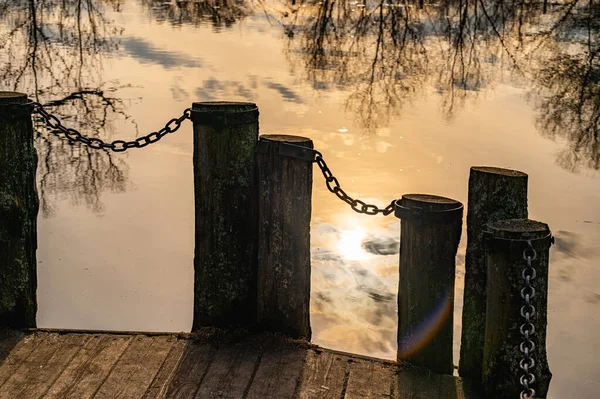 Old Wooden Pier Iron Chain Pillars Lake — Stock Photo, Image