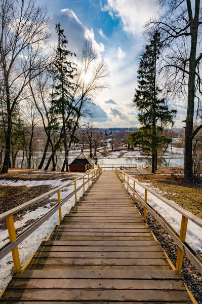 Puente Madera Depósito Día Primavera Agua Reflejo Del Sol — Foto de Stock